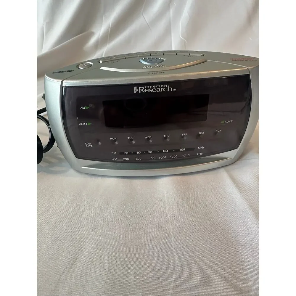 Emerson research, dual alarm clock radio